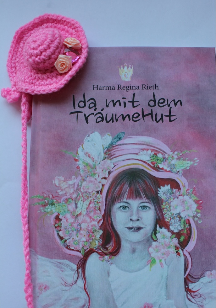 IDA 1 Buch mit Hut 1